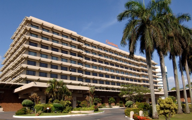 Отель Cinnamon Lakeside Colombo вид на фасад