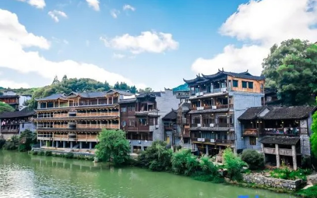 Hua Qianshu Inn (Furong Town Da Waterfall Branch)