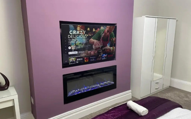 1 Bed Flat - Sleeps 2 - Hot Tub - Parking - Wifi