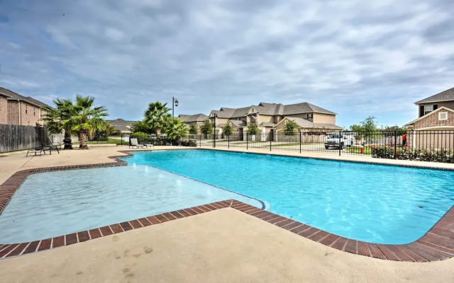 College Station Townhouse w/ Private Patio