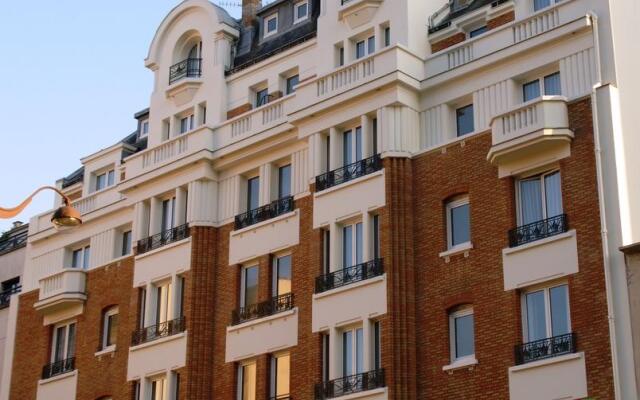 Отель Holiday Inn Auteuil Париж вид на фасад