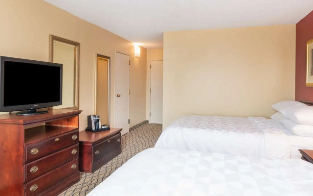 Aviator Hotel & Suites, Best Western Signature Collection