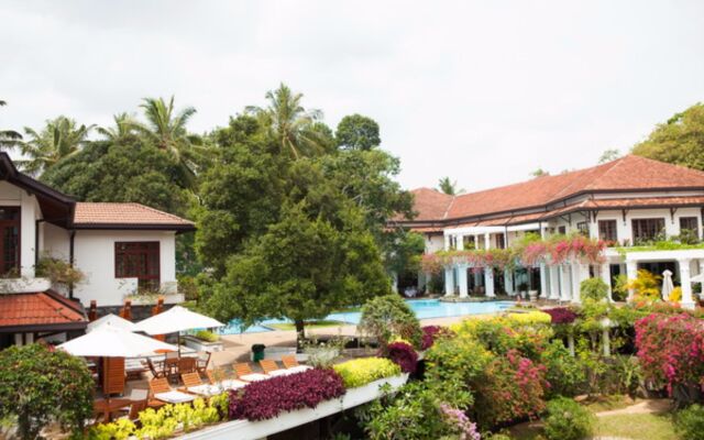 Отель Mahaweli Reach Hotel Шри-Ланка, Канди - отзывы, цены и фото номеров - забронировать отель Mahaweli Reach Hotel онлайн вид на фасад