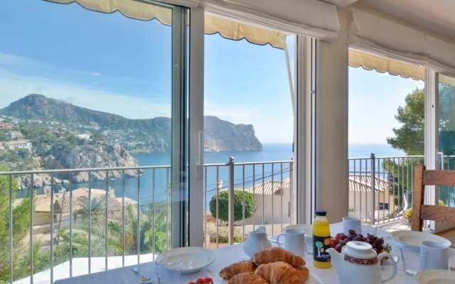 Villa with incredible sea views and pool
