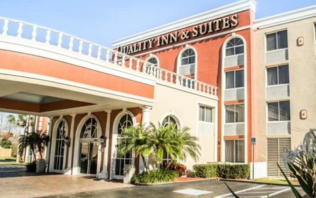 Отель Quality Inn & Suites Near the Theme Parks США, Орландо - отзывы, цены и фото номеров - забронировать отель Quality Inn & Suites Near the Theme Parks онлайн вид на фасад