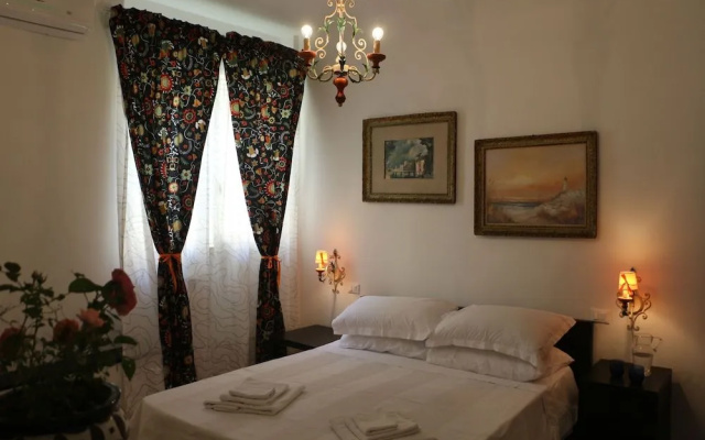 HouseInTheLight B&B