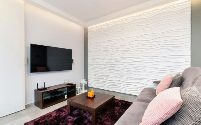 City and Sea View Apartment by Renters