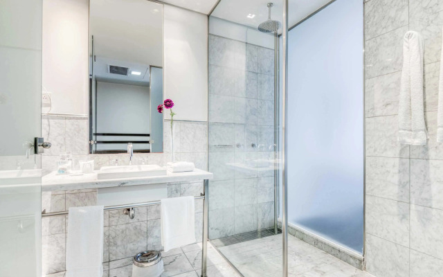 Broadway Hotel & Suites