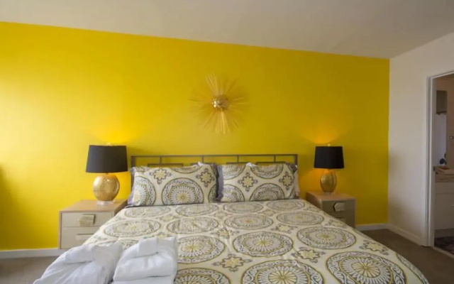 Bright Ocean View Condo Steps From Dining, Golf, Pool, & Beach