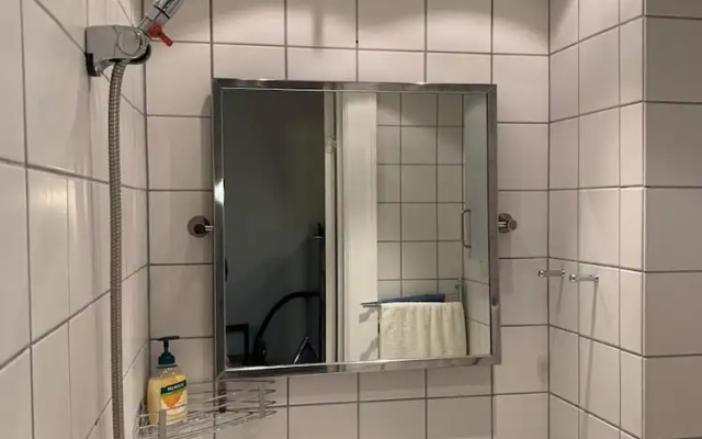1 Bedroom Apartment near Queen 200 - 1