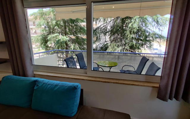 Quiet luxury apartment near city center and port