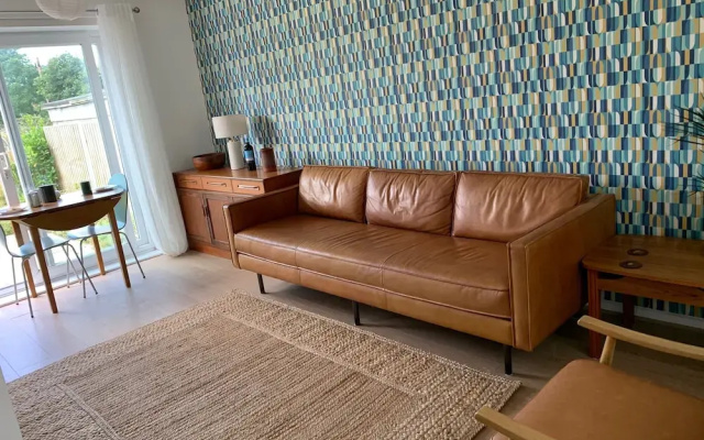 2 Bed-sleeps 4-parking-pets-10 min Walk to Beach