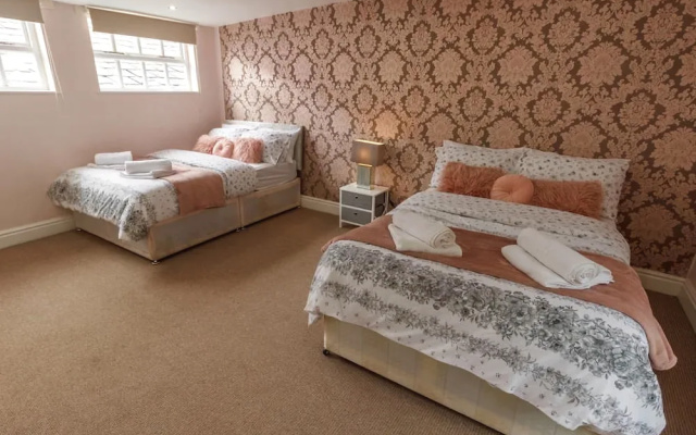 Liverpool Centre Sleeps 16 Stunning