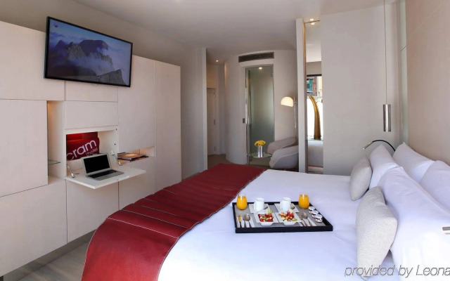 Cram Hotel