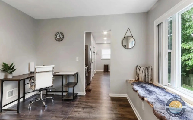 Charming, Pet-friendly Lake Retreat