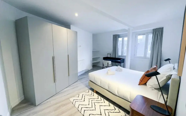 Copernic Right Luminous 2BR Apartment in Paris