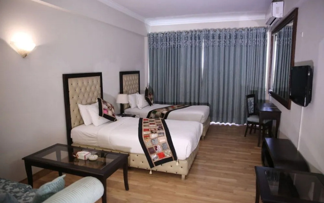 Hotel de Papae Intl
