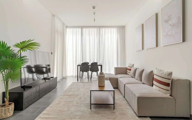 Spacious 2BR in The Crest With Pool and gym