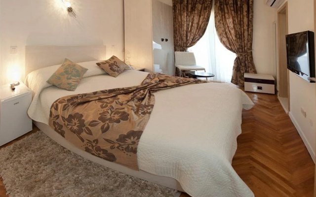 Cro Jet Set Palace