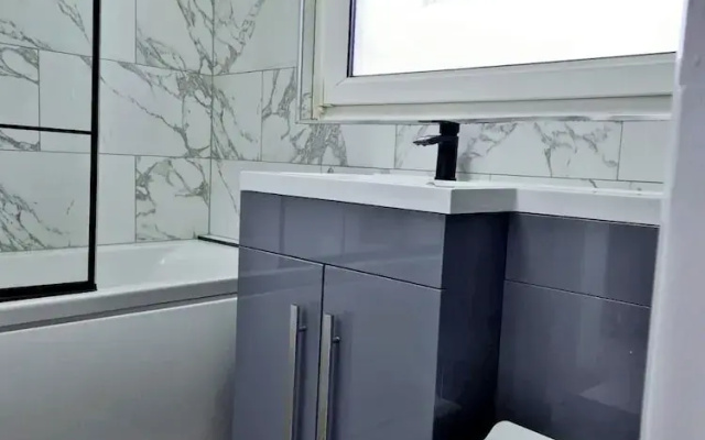 1 Bed Flat - Sleeps 2 - Parking - Wifi