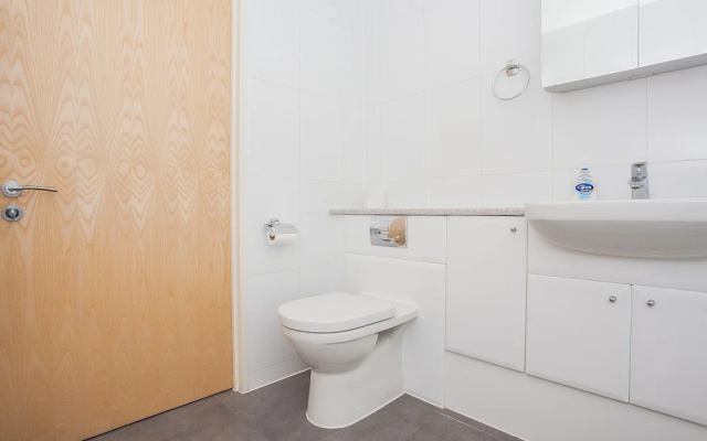 Beautiful Duplex Flat, sleeps 6, close to tube