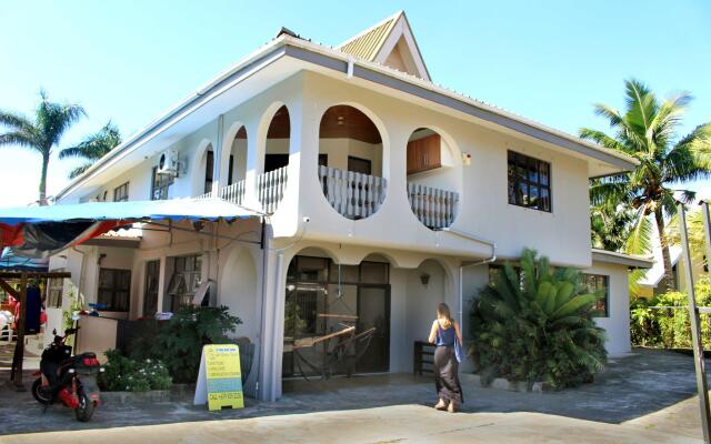 Bluewater Lodge - Hostel вид на фасад