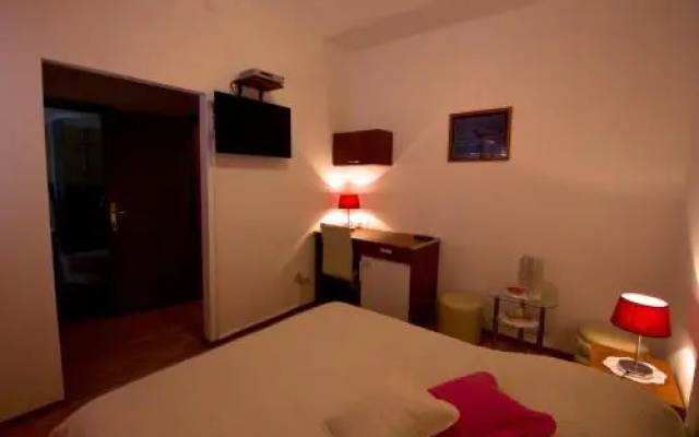 Apartments and Rooms Dis