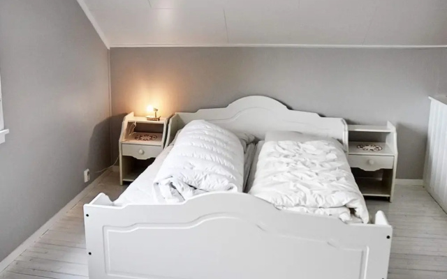 10 Person Holiday Home in Midsund