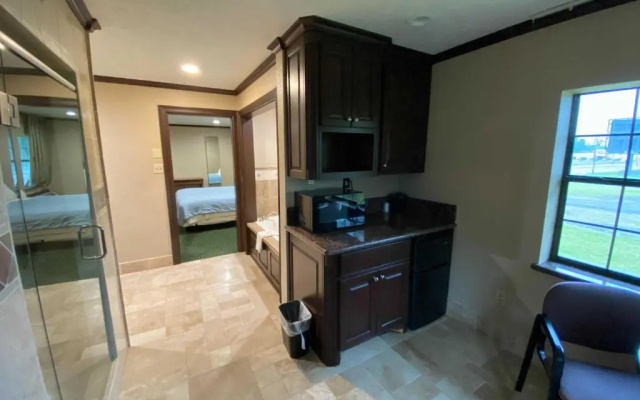 OYO Pinewood Inn & Suites Silsbee