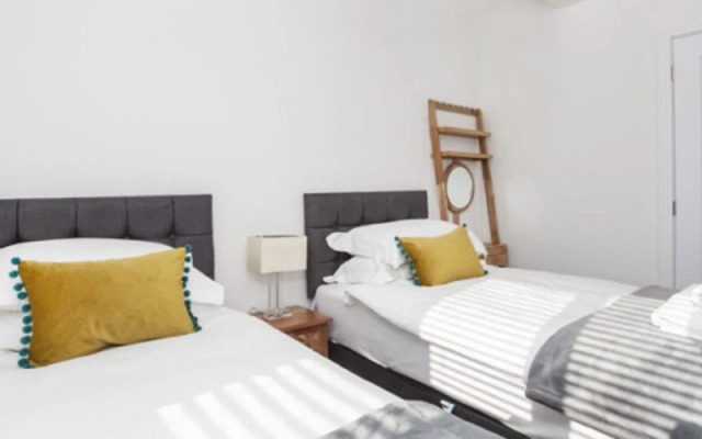 Whitehouse Apartments- Apartment B
