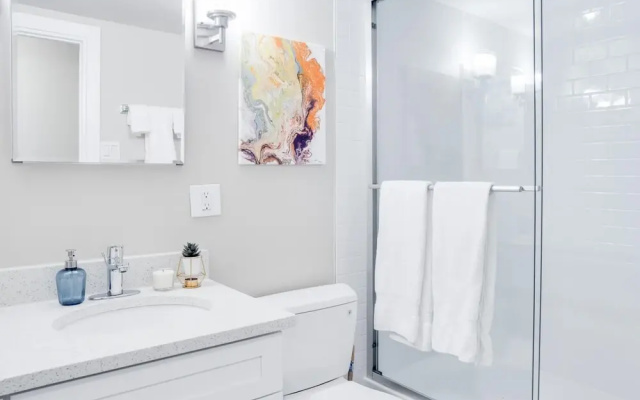 Gorgeous 2Br Condo w Parking Patio Coffee