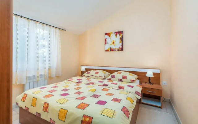 Apartment in Liznjan Near Bora Beach