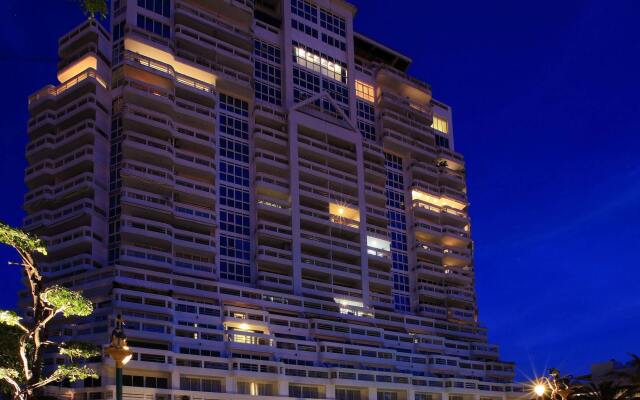 Отель Andaman Beach Suites Hotel Таиланд, Пхукет - 8 отзывов об отеле, цены и фото номеров - забронировать отель Andaman Beach Suites Hotel онлайн вид на фасад