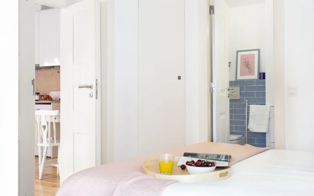 ALTIDO Chic 1BR Apt w/balcony close by Graça Viewpoint & tram stops