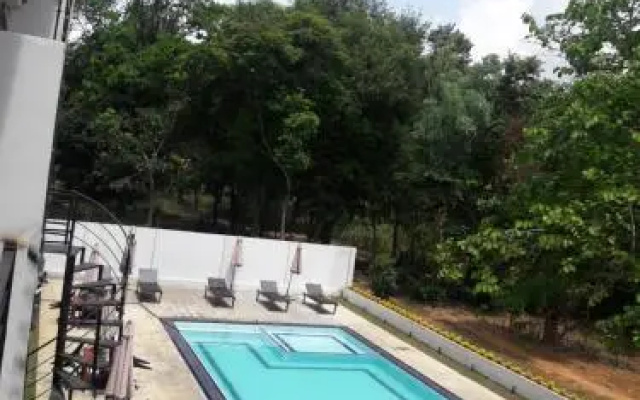 Mahinda Hotel and Restaurant