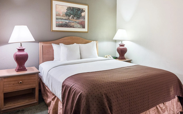 Rodeway Inn & Suites and Conference Center