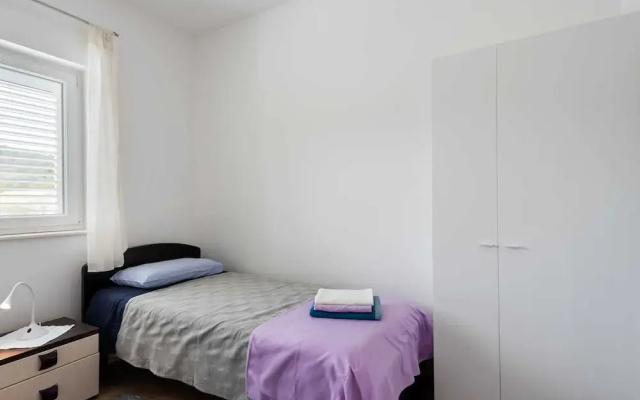 Simplistic Apartment in Neviđane near Sea Beach