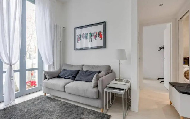 Easylife - L abbraccio dell affascinante P Romana