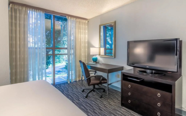 Sawgrass Grand Hotel and Suites Sports Complex