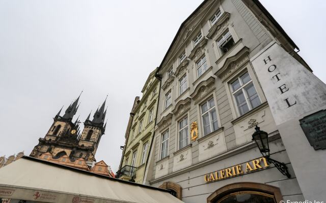 Old Town Square Hotel вид на фасад