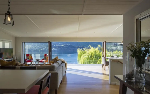 Kohanga Lakeside Villa