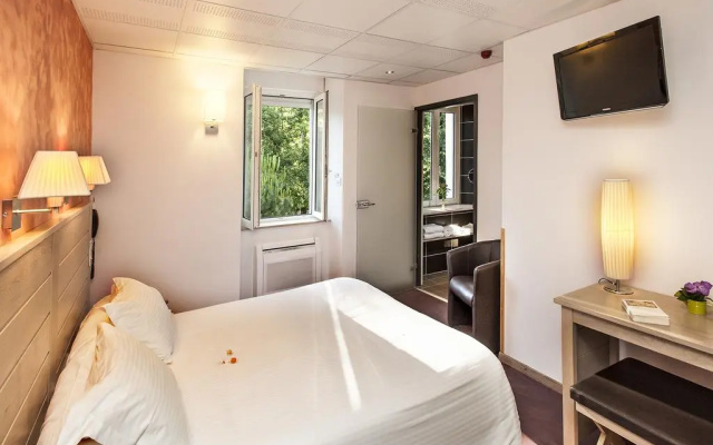 Logis Hôtel Restaurant Les 2 Rives - A75, en bordure de rivière