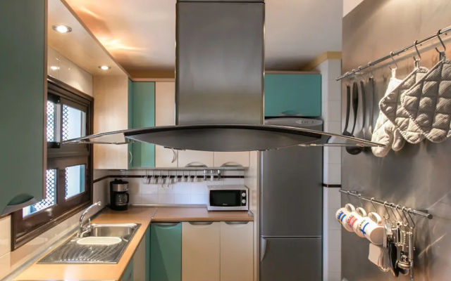 The Midpoint Apartment, Coastal Life Between the Two Beaches