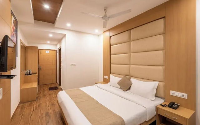 Shining hills by Lawrence Hotels