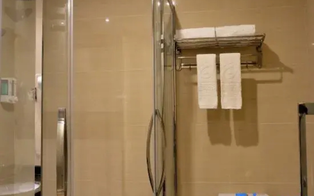 Guijia Business Hotel (Zhanjiang Wuchuan Airport)