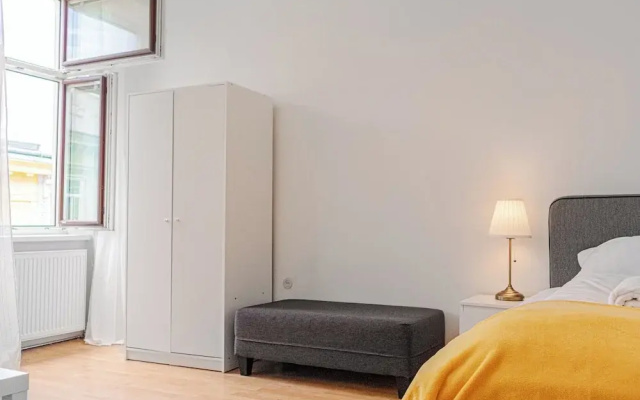 Easy Center Access 2BR Apt Near AKH