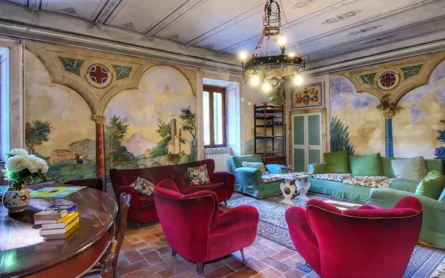 Stunning Farmhouse with Swimming Pool & Hot Tub in Umbria