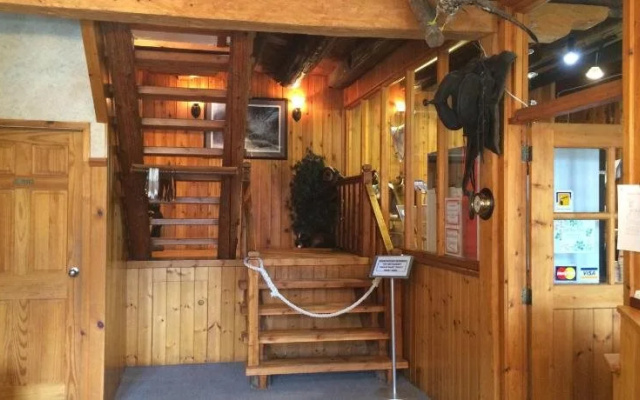 Helmcken Falls Lodge