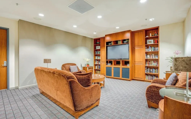 Luxe Condo w/ Private Patio & Perks in Emeryville!