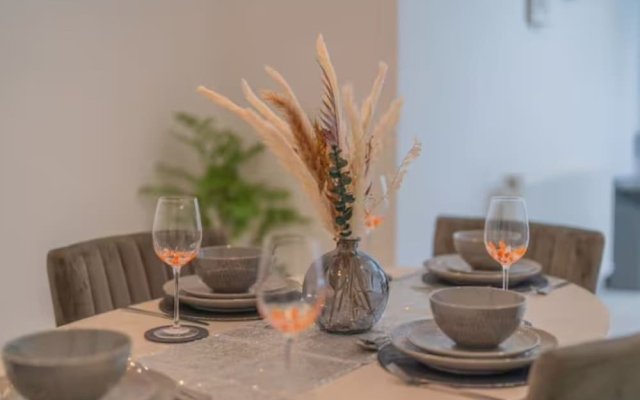Luxury 3BR W Garden Parking Near Spurs Stadium